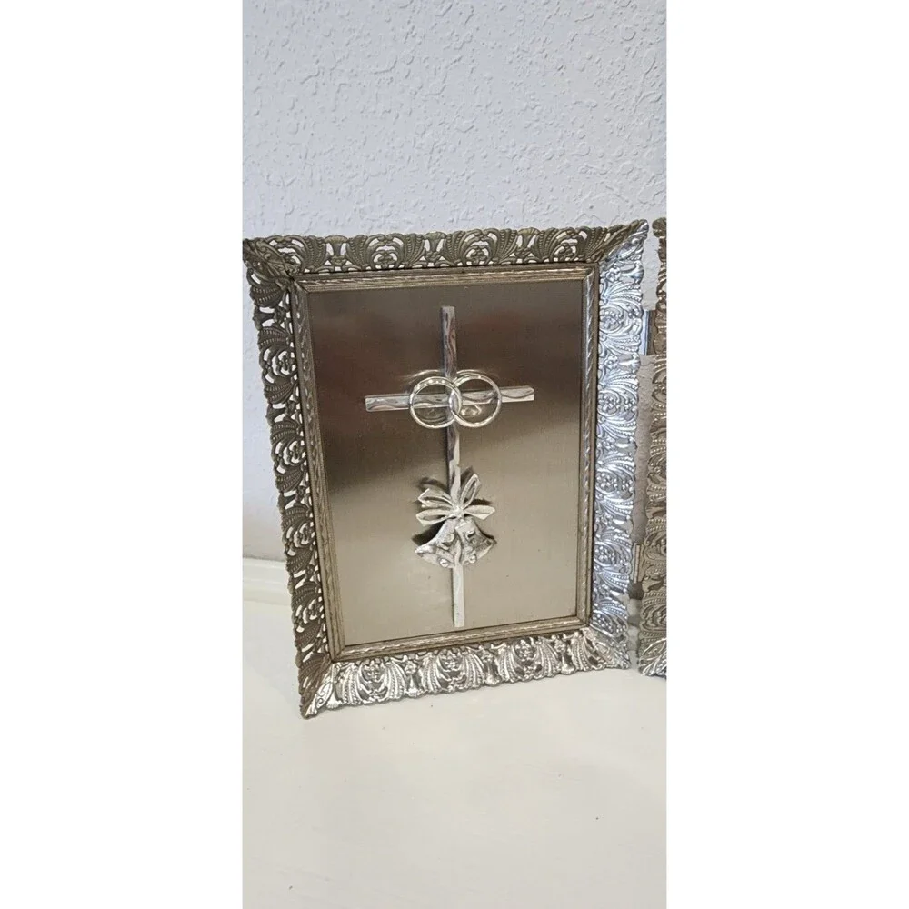 Unbranded hingled metal